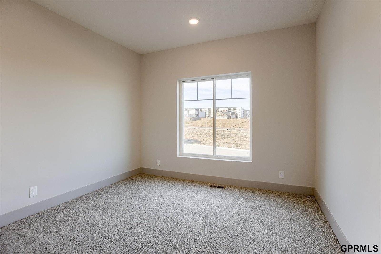 20119 R Street, Omaha, NE 68135