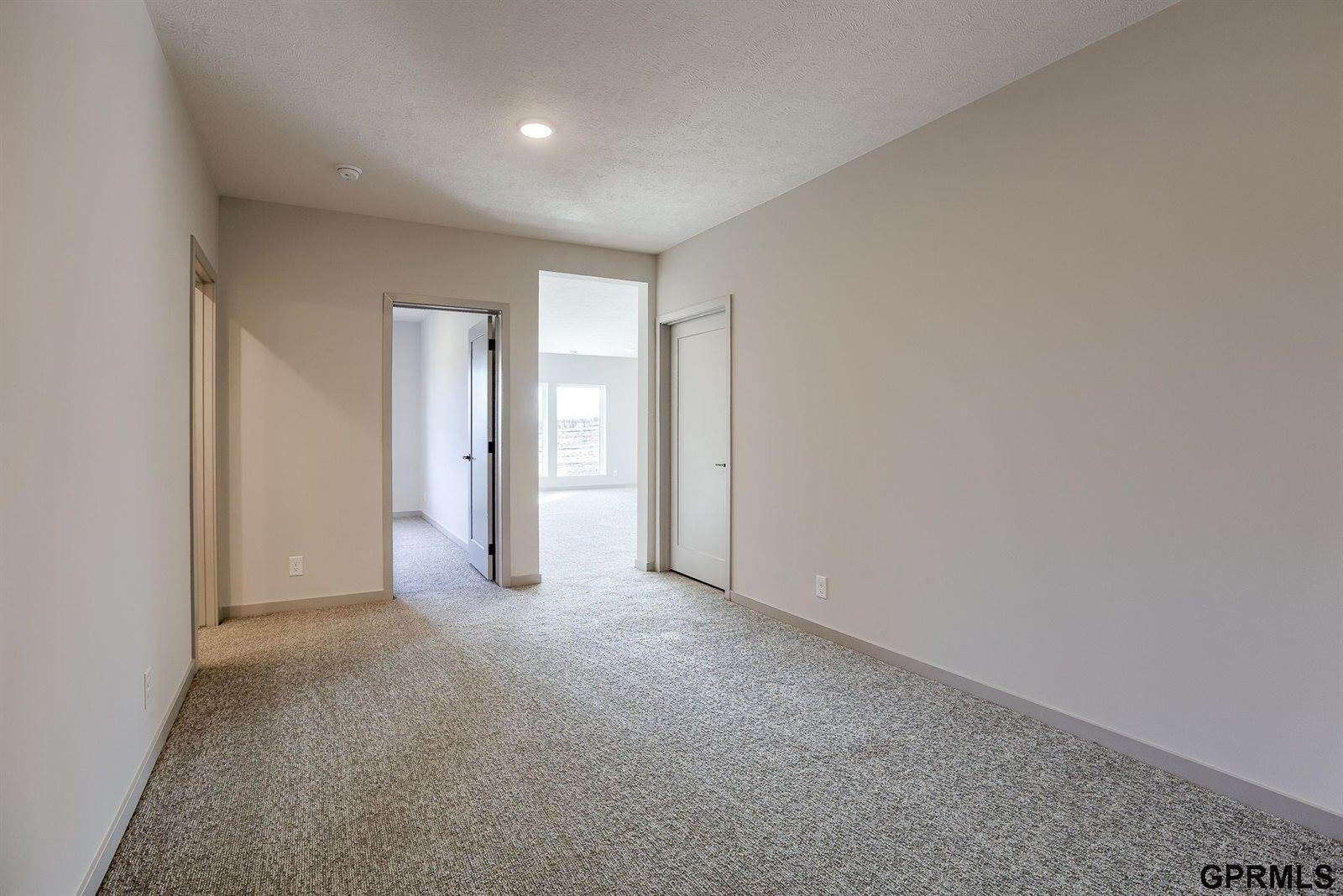 20119 R Street, Omaha, NE 68135
