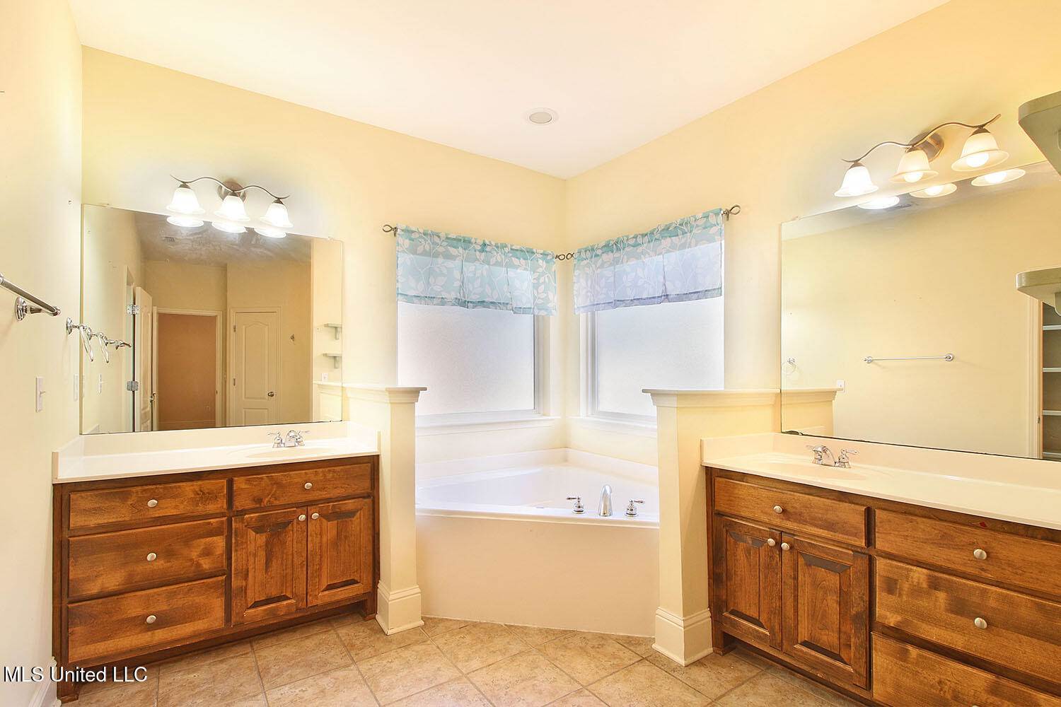 2509 Rue Beaux Chenes, Ocean Springs, MS 39564