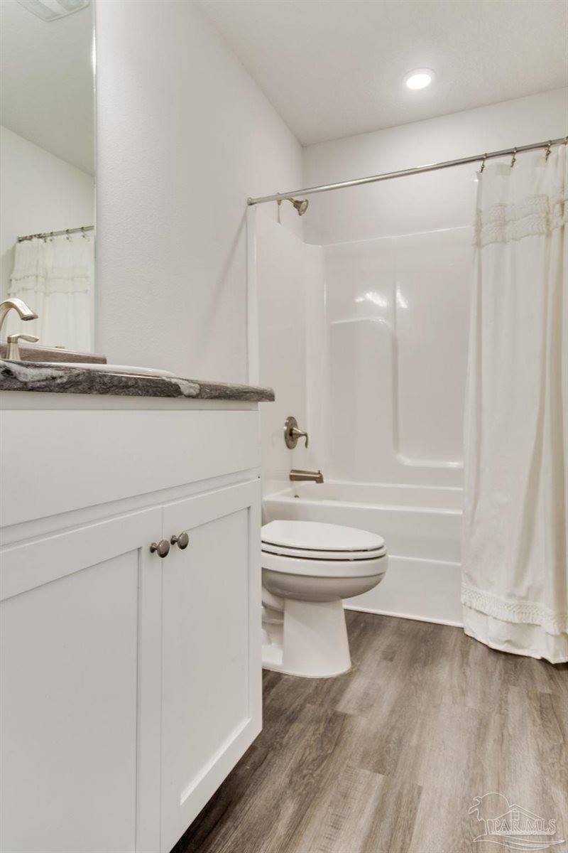 6240 Cardinal Cove Ln, Pensacola, FL 32504