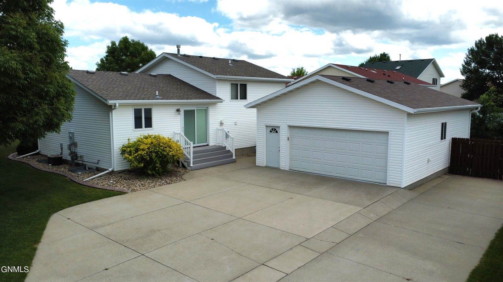 1026 25th St SE, Mandan, ND 58554