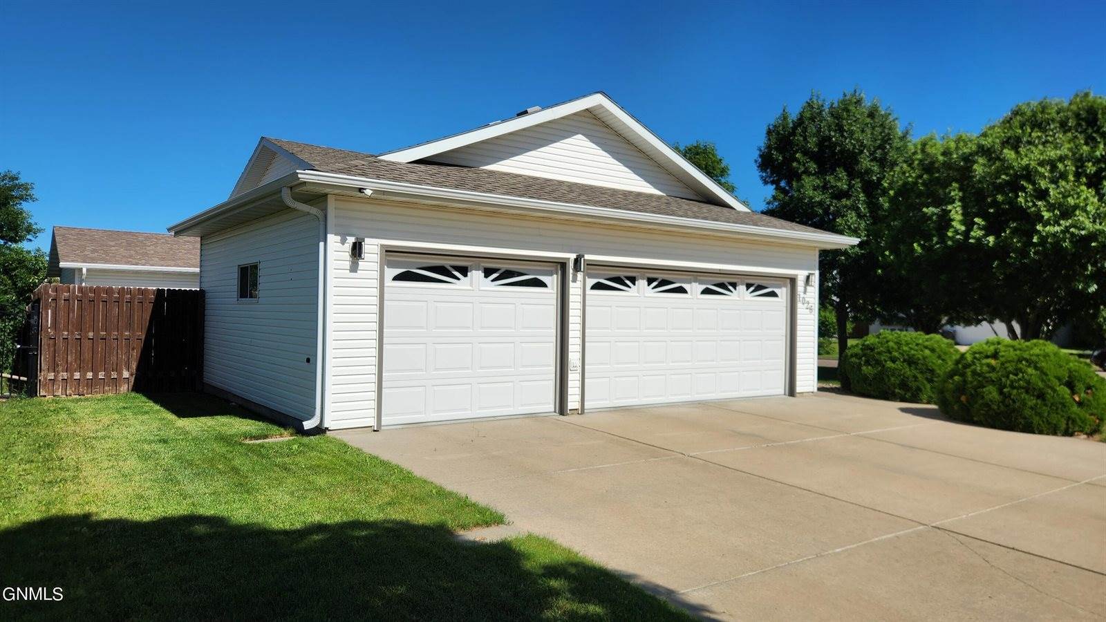 1026 25th St SE, Mandan, ND 58554