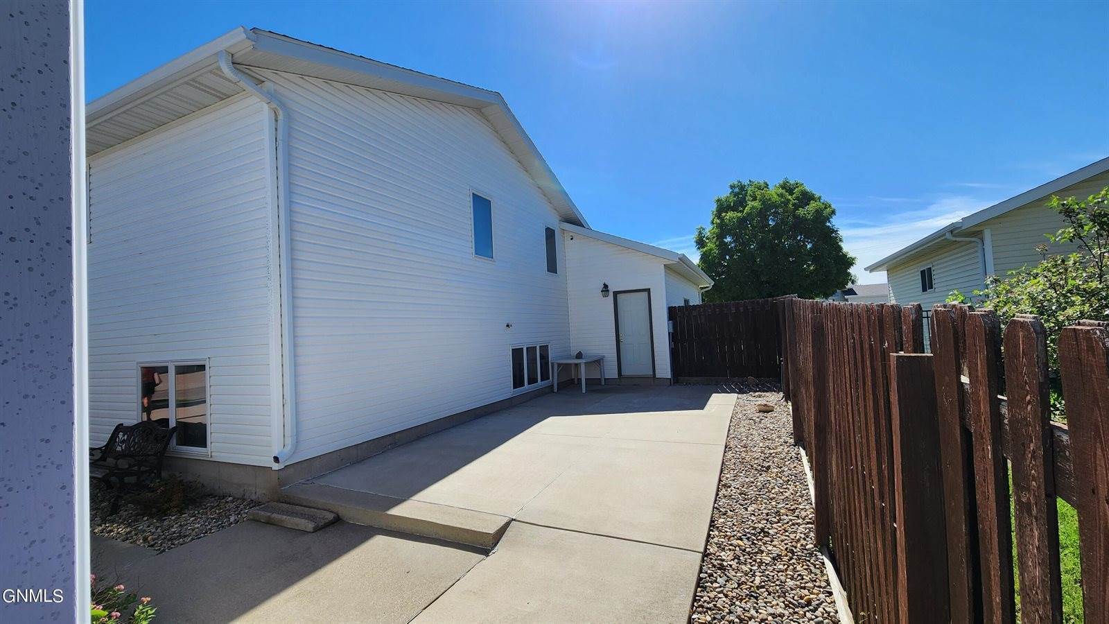 1026 25th St SE, Mandan, ND 58554