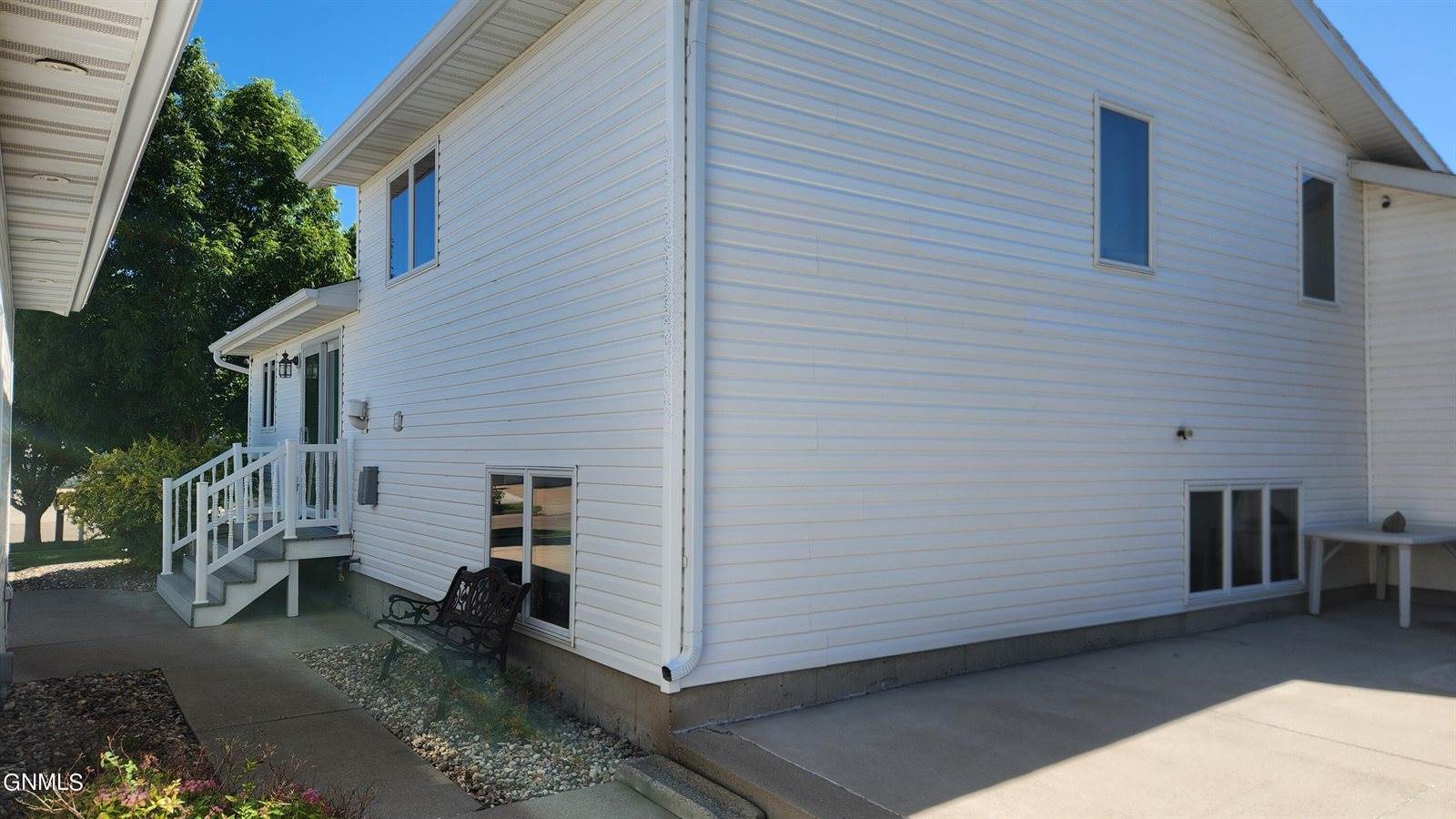 1026 25th St SE, Mandan, ND 58554