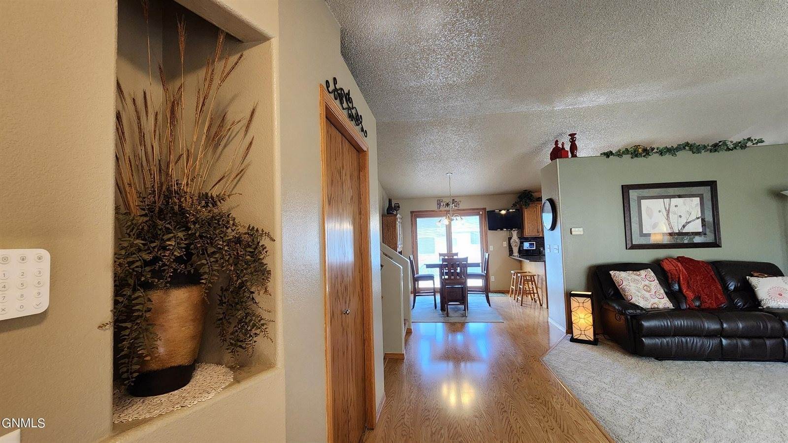 1026 25th St SE, Mandan, ND 58554