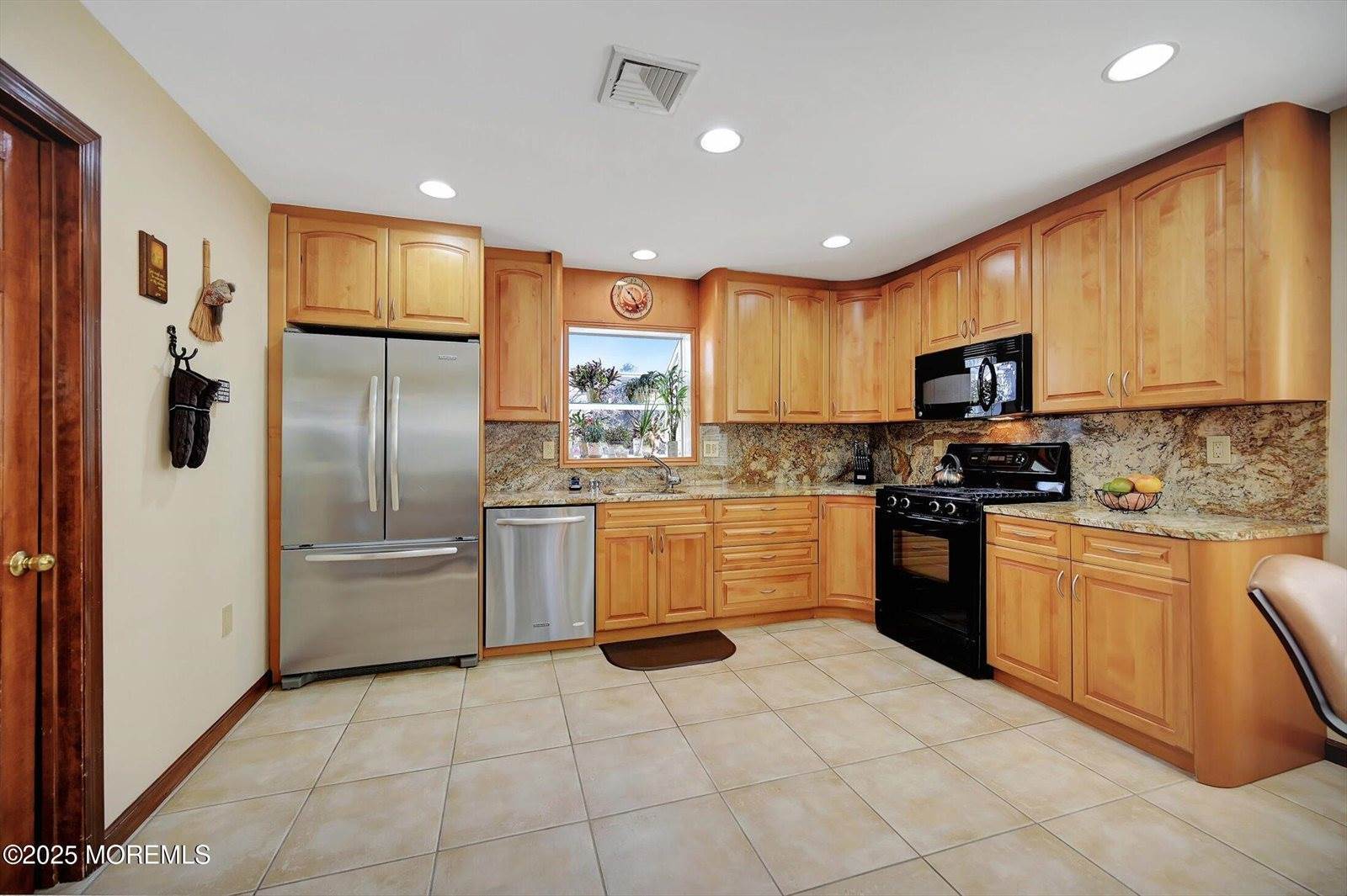 6 Danielle Drive, Manalapan, NJ 07726