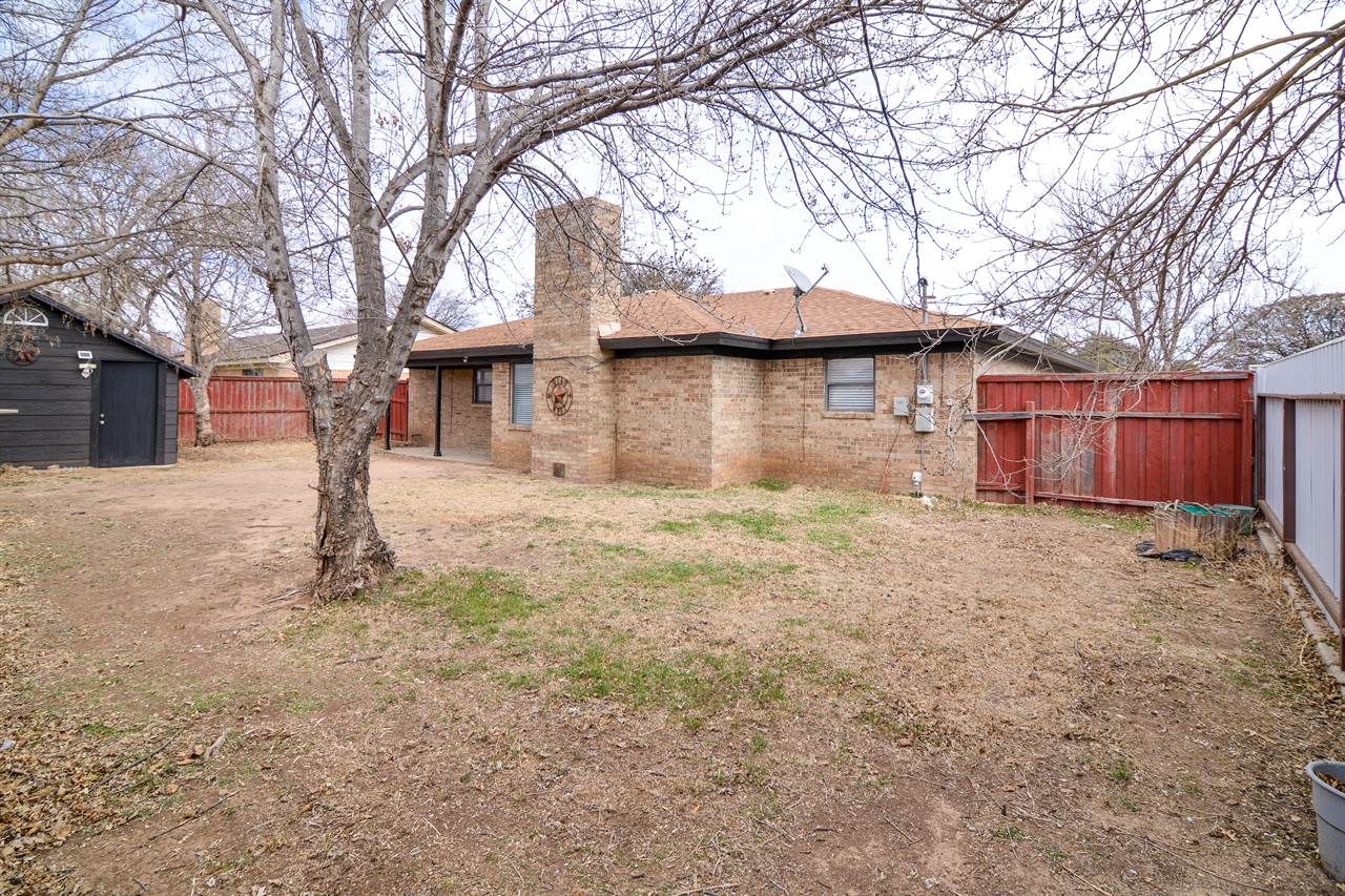 1015 Dogwood Ave, Idalou, TX 79329