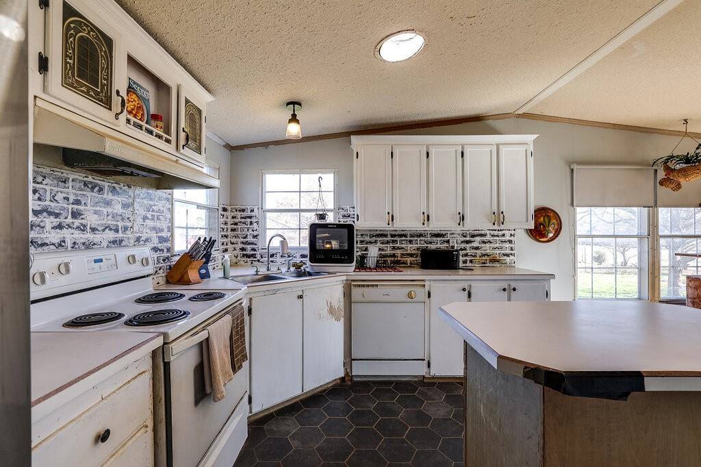 7386 Maxwell Road, Burleson, TX 76028