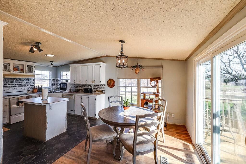 7386 Maxwell Road, Burleson, TX 76028