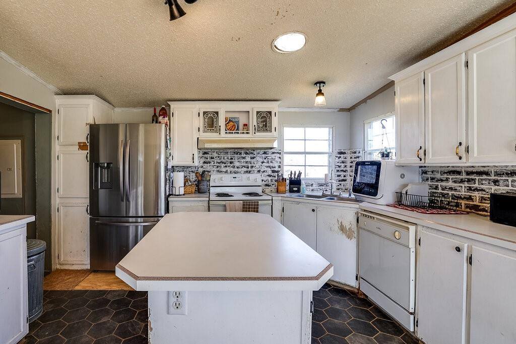 7386 Maxwell Road, Burleson, TX 76028