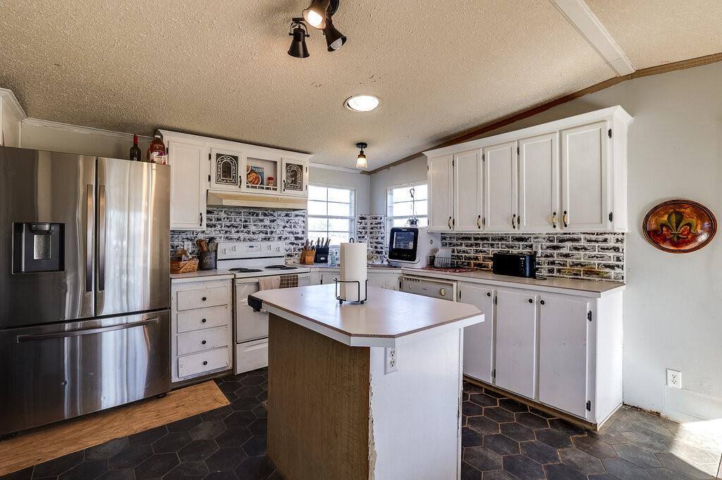 7386 Maxwell Road, Burleson, TX 76028