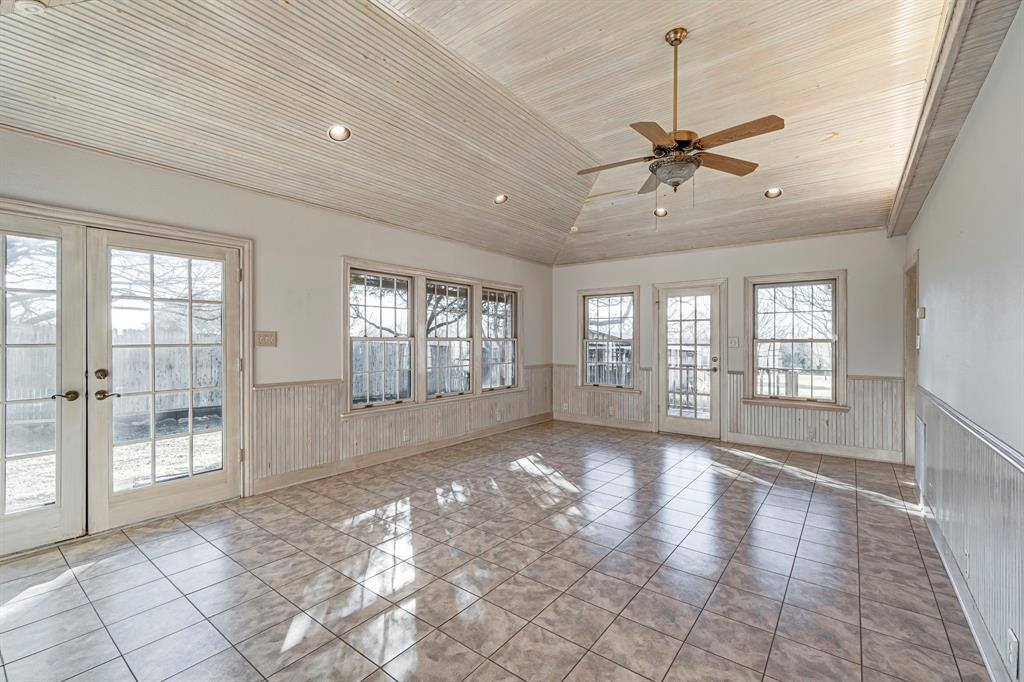 529 North Grand Avenue, Waxahachie, TX 75165