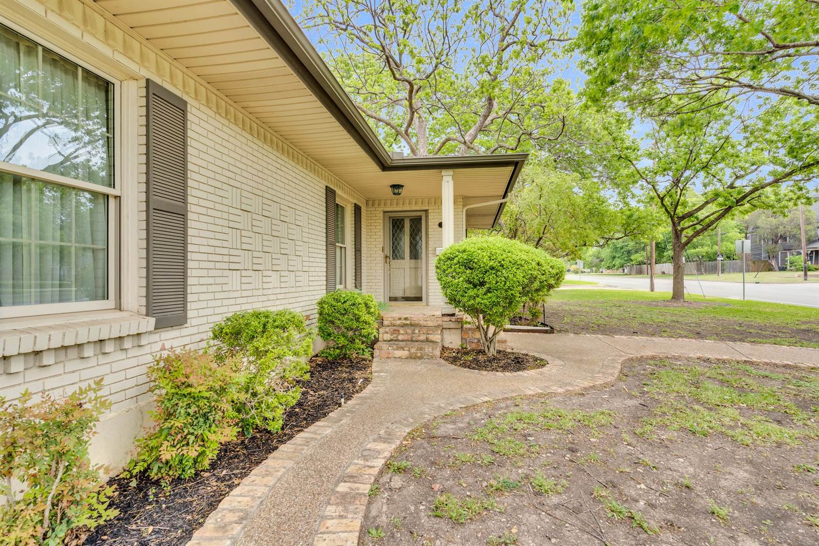 529 North Grand Avenue, Waxahachie, TX 75165