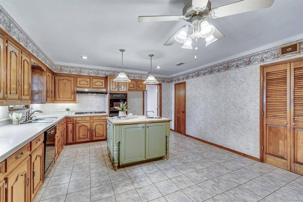 529 North Grand Avenue, Waxahachie, TX 75165