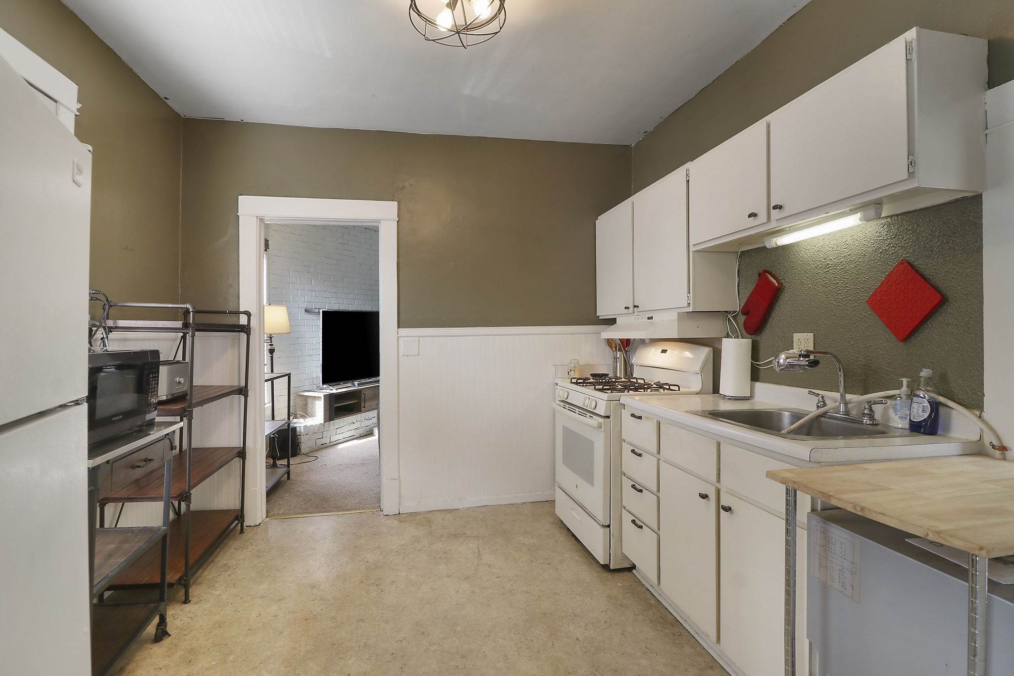 437 Harvey Dr, Racine, WI 53405