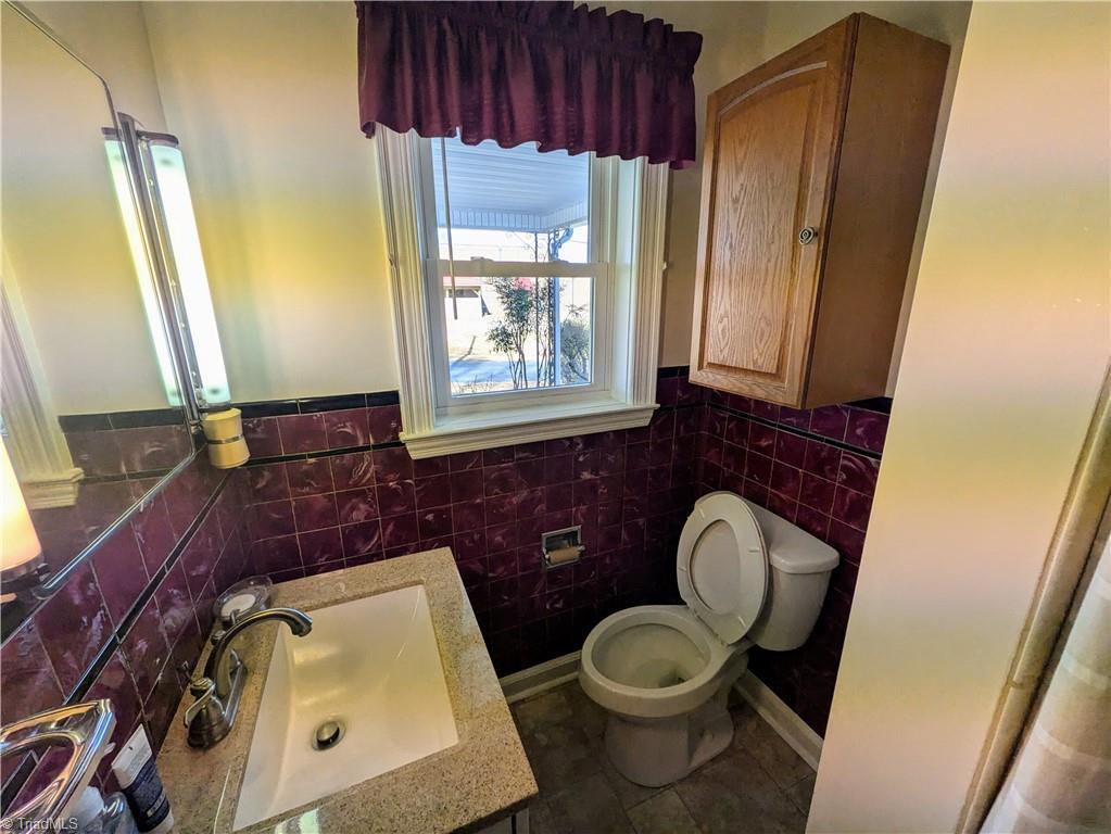 220 West King Street, King, NC 27021