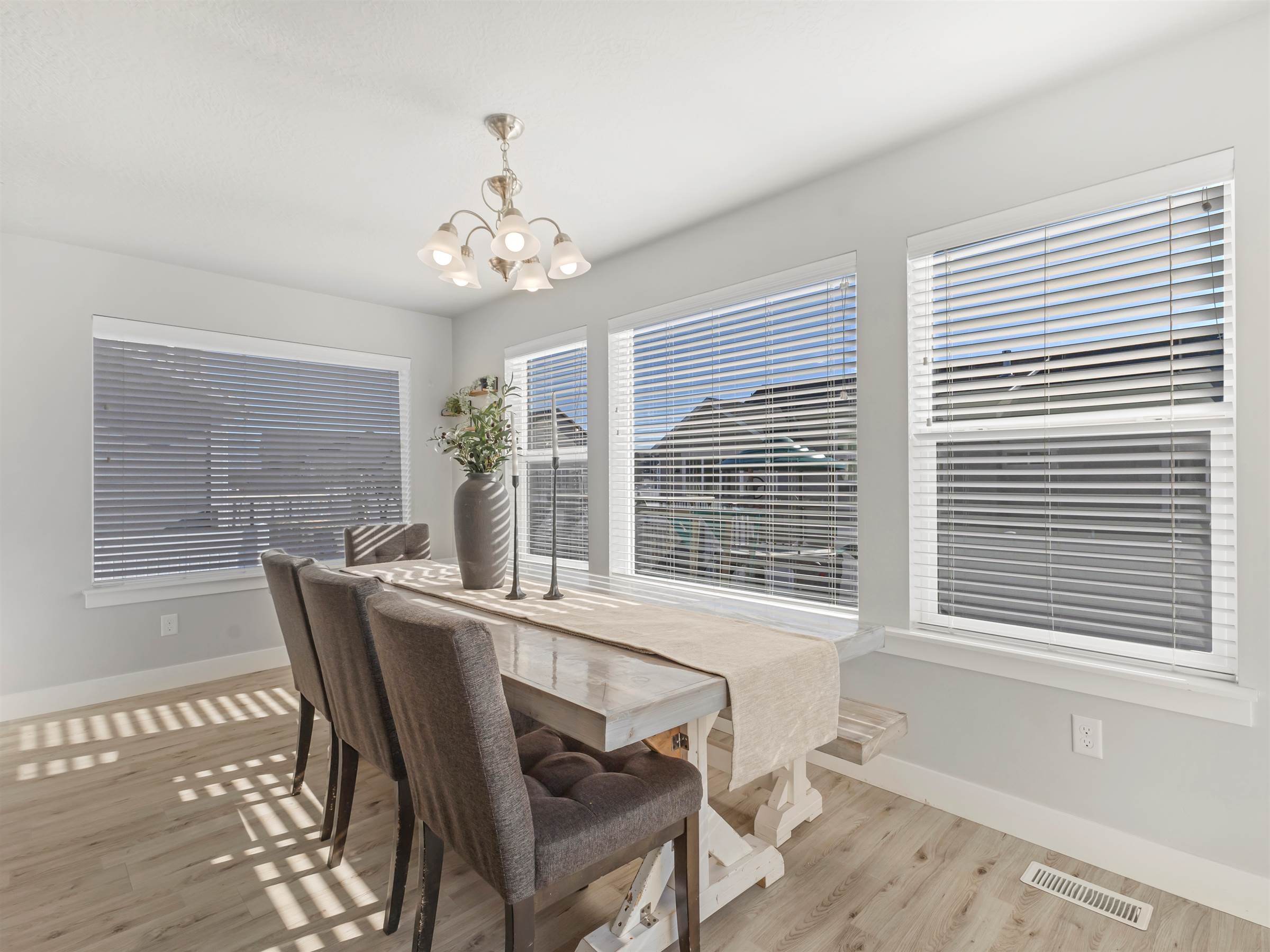 544 East Delano Peak Dr, Eagle Mountain, UT 84005