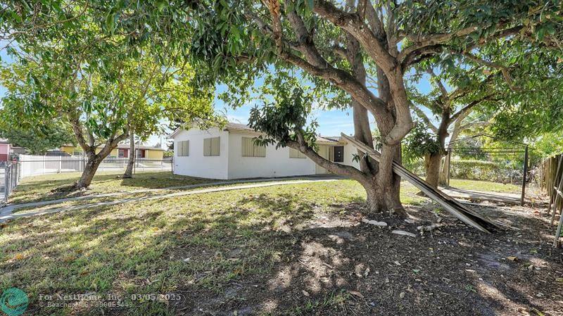 1041 NW 199th St, Miami, FL 33169