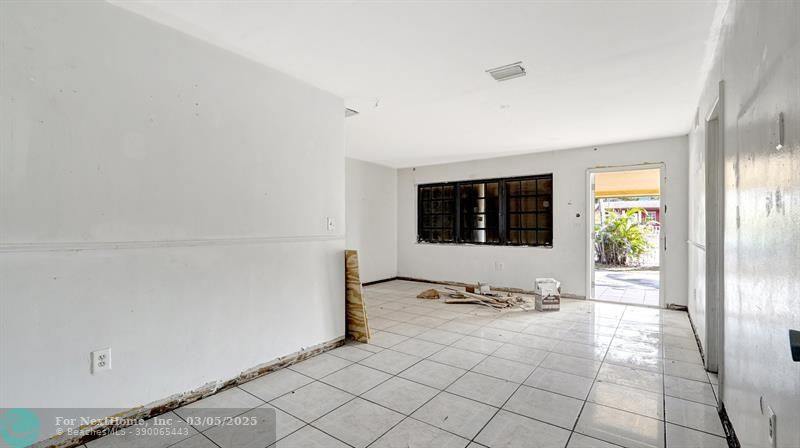 1041 NW 199th St, Miami, FL 33169