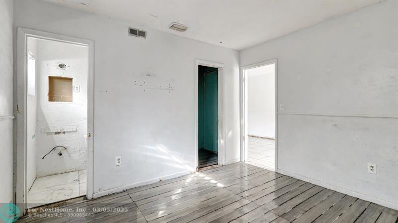 1041 NW 199th St, Miami, FL 33169