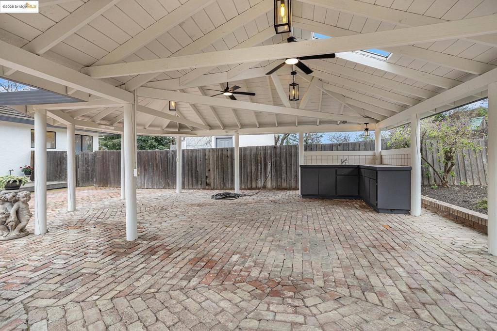 10 Madeira Ct, Oakley, CA 94561