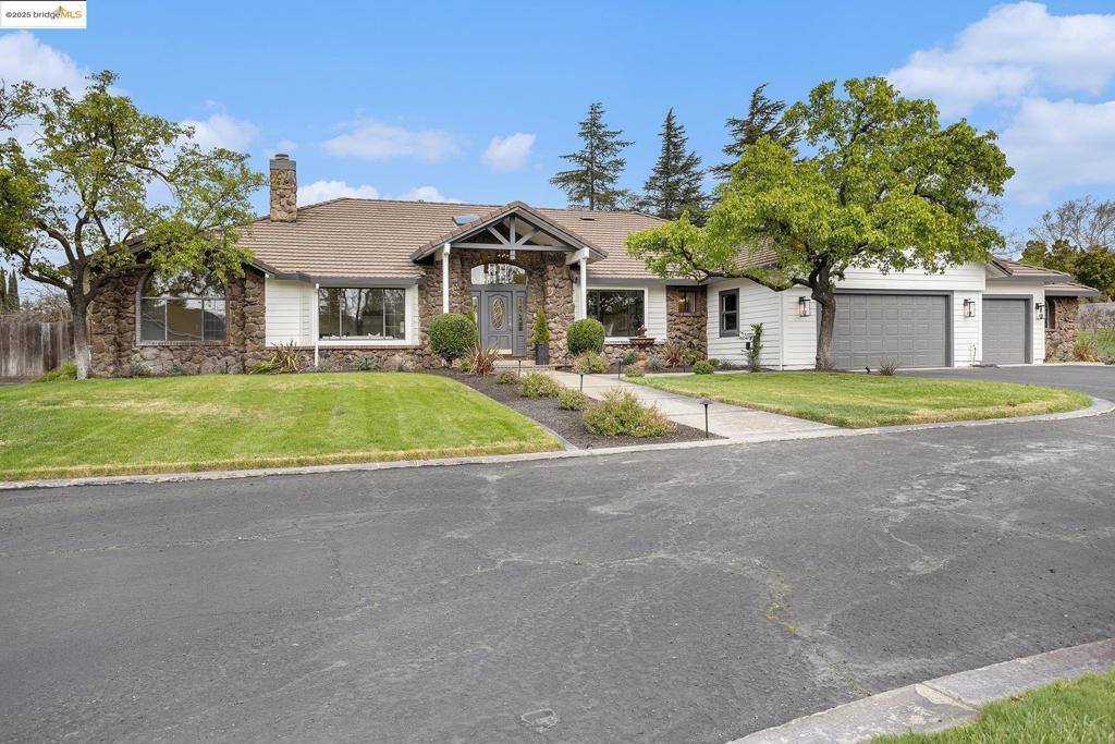 10 Madeira Ct, Oakley, CA 94561