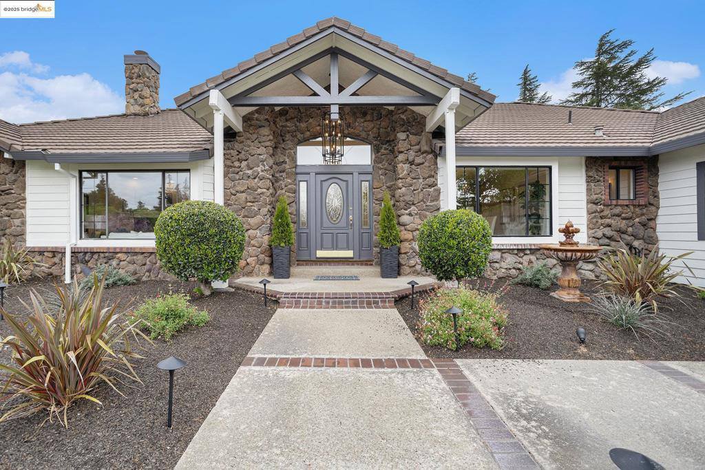 10 Madeira Ct, Oakley, CA 94561