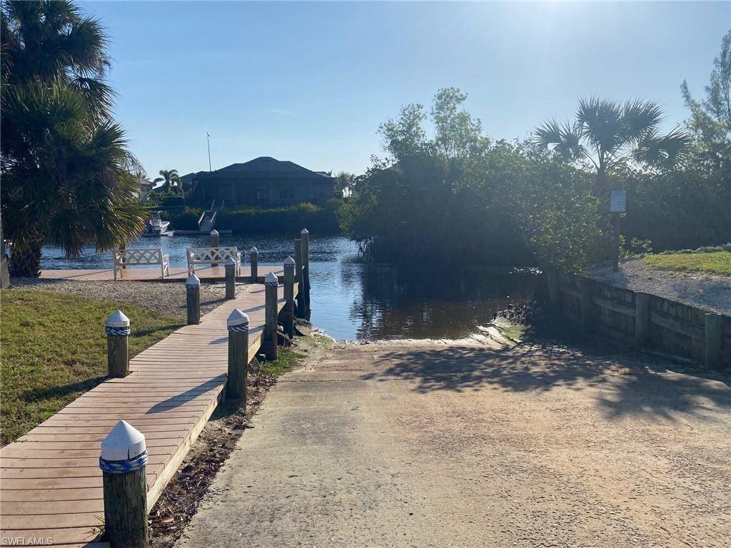 6091 Lake Front Dr, Fort Myers, FL 33908
