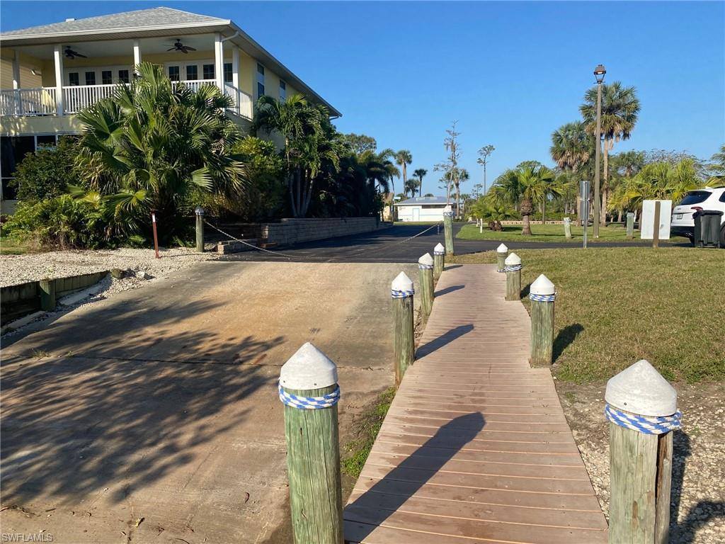 6091 Lake Front Dr, Fort Myers, FL 33908