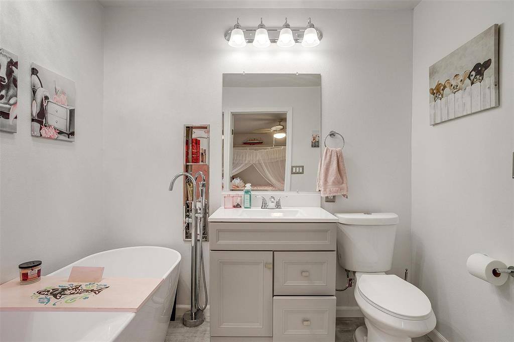 816 Lake Crest Parkway, Azle, TX 76020