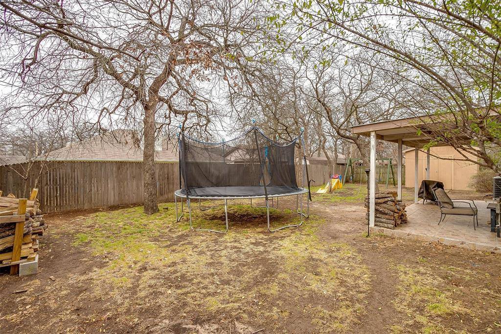 816 Lake Crest Parkway, Azle, TX 76020