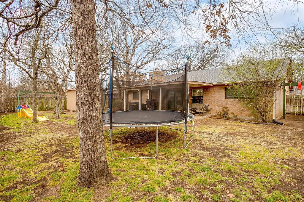 816 Lake Crest Parkway, Azle, TX 76020