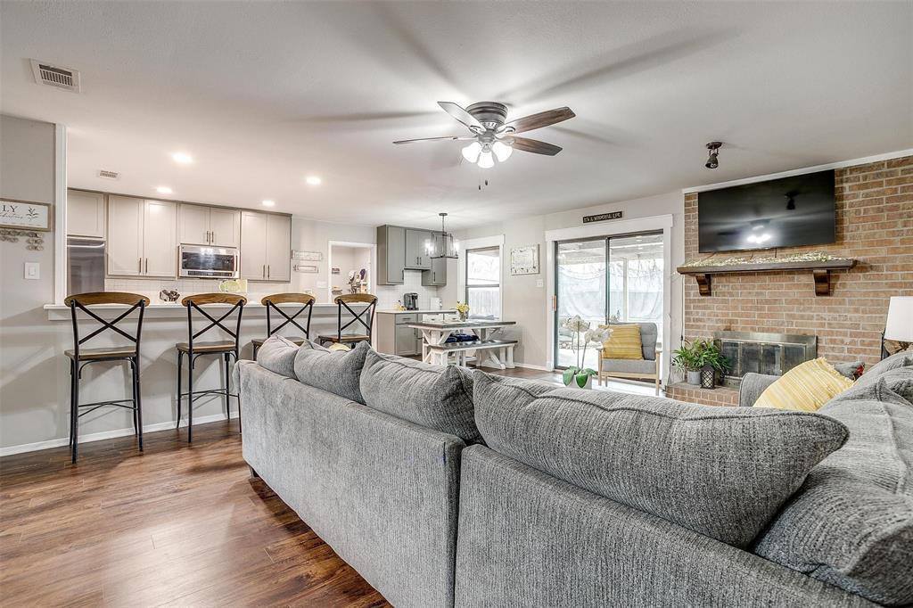 816 Lake Crest Parkway, Azle, TX 76020