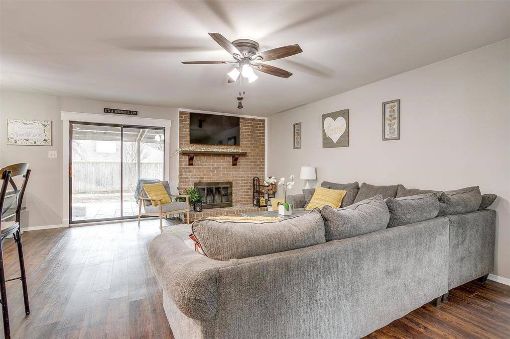 816 Lake Crest Parkway, Azle, TX 76020