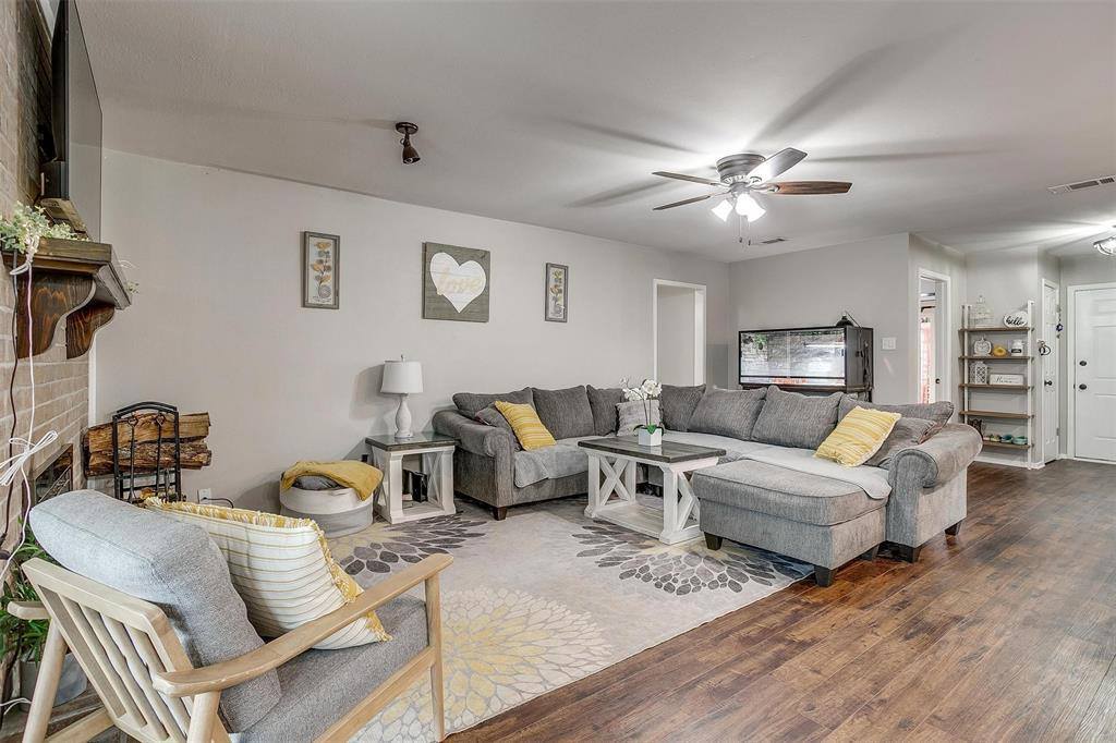 816 Lake Crest Parkway, Azle, TX 76020