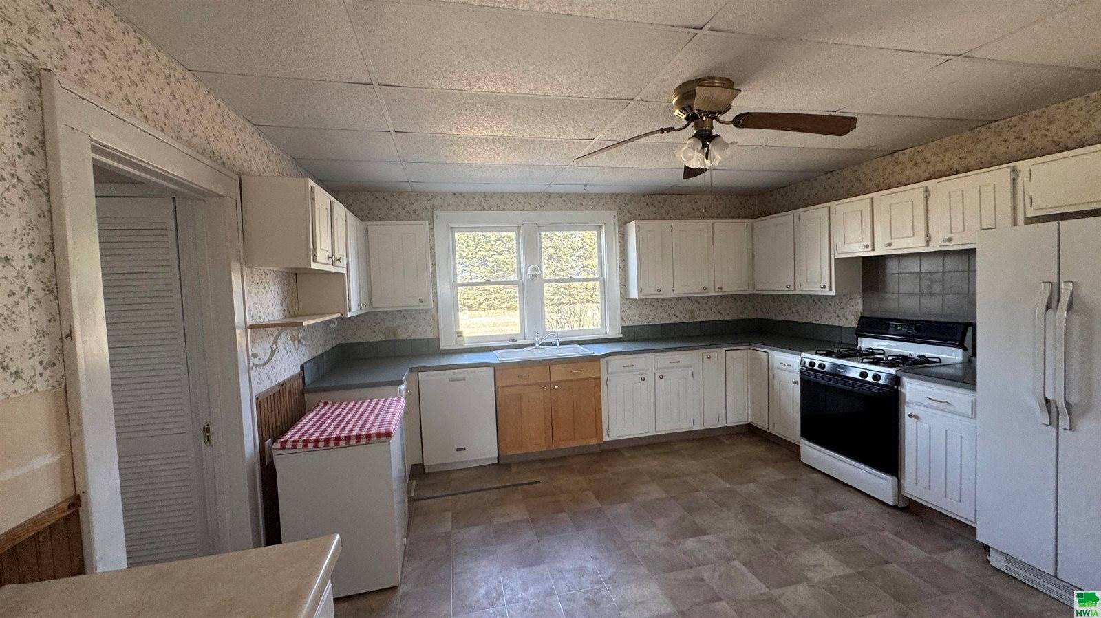 1661 Hancock Ave, Moville, IA 51039