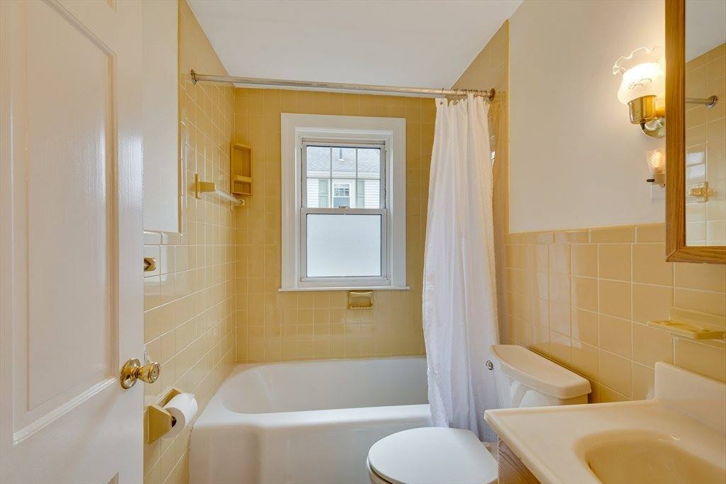 49 Monroe St E, Norwood, MA 02062