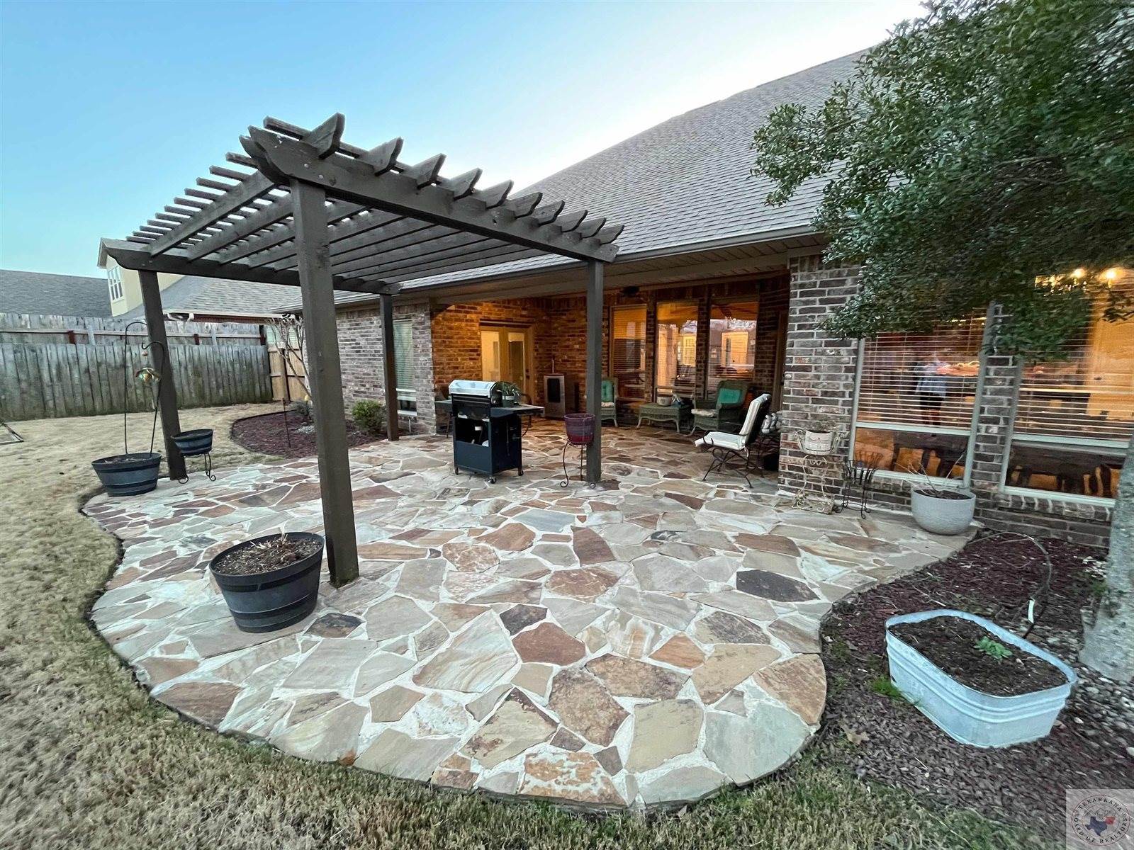 2118 Southcrest Dr, Texarkana, AR 71854