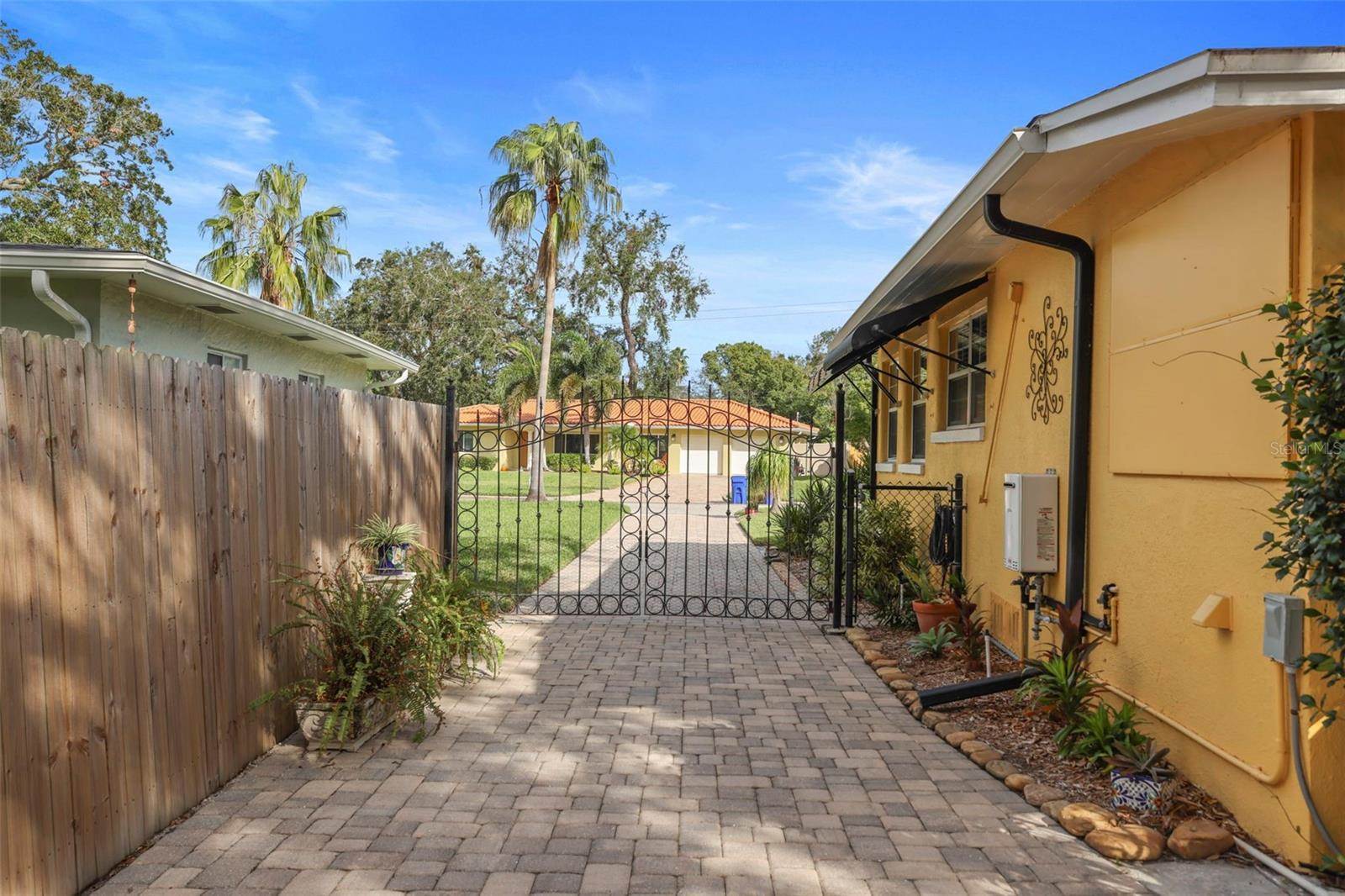 225 Garden Circle South, Dunedin, FL 34698