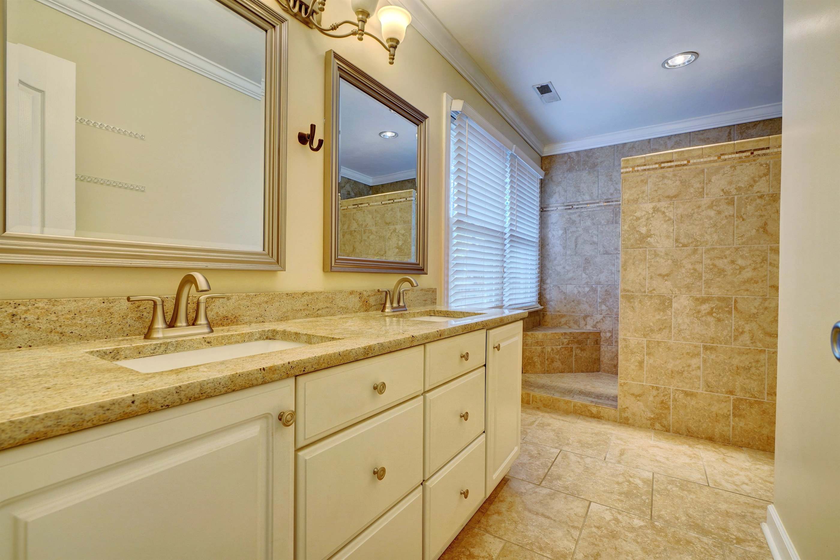 817 Forest Lakes Dr, Chesapeake, VA 23322