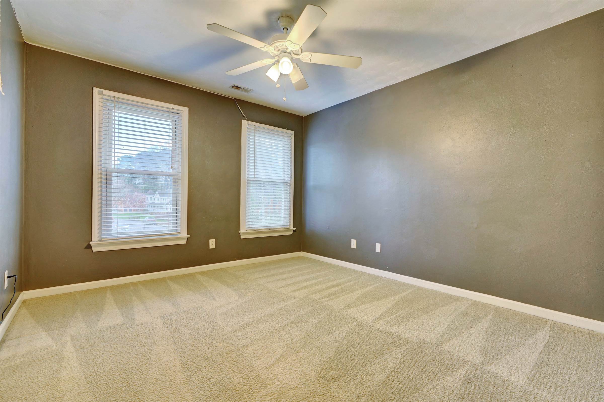 817 Forest Lakes Dr, Chesapeake, VA 23322