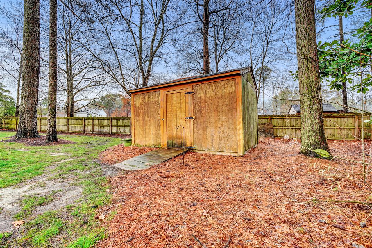 817 Forest Lakes Dr, Chesapeake, VA 23322