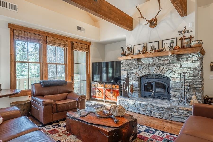 1126 Pyramid Peak Drive, Mammoth Lakes, CA 93546