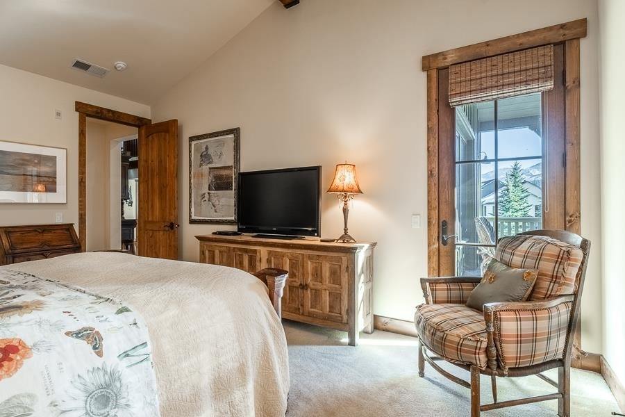 1126 Pyramid Peak Drive, Mammoth Lakes, CA 93546