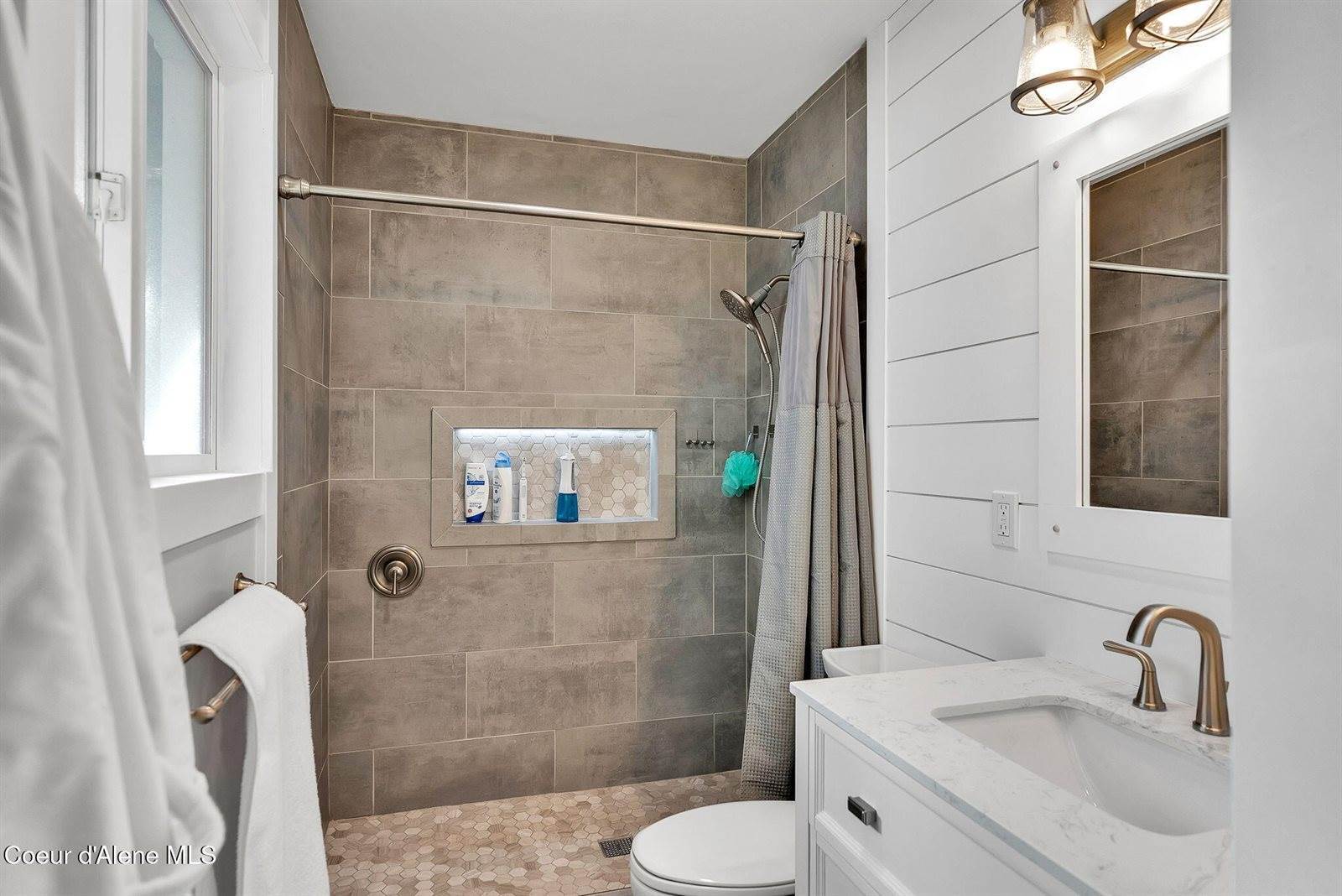 410 East Buttercup Ln, Coeur d'Alene, ID 83814