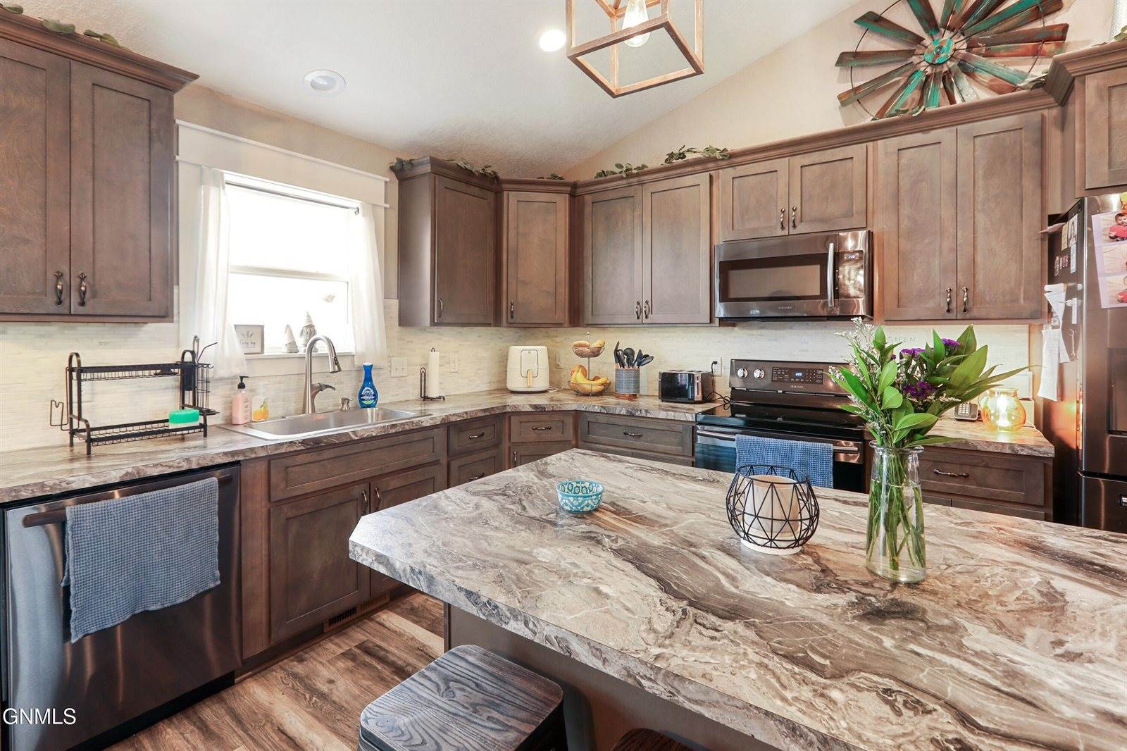 13679 Hawthorn Loop, Williston, ND 58801