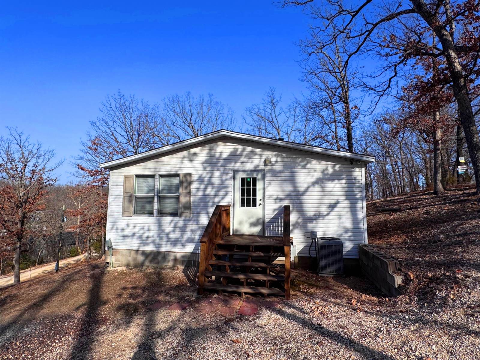 1401 Chimney Pt, Sunrise Beach, MO 65079