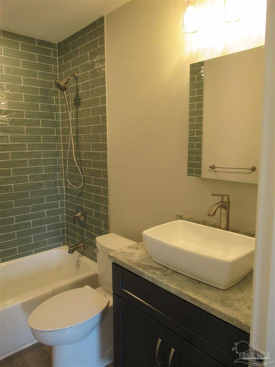 6 Cousineau Rd, Pensacola, FL 32507