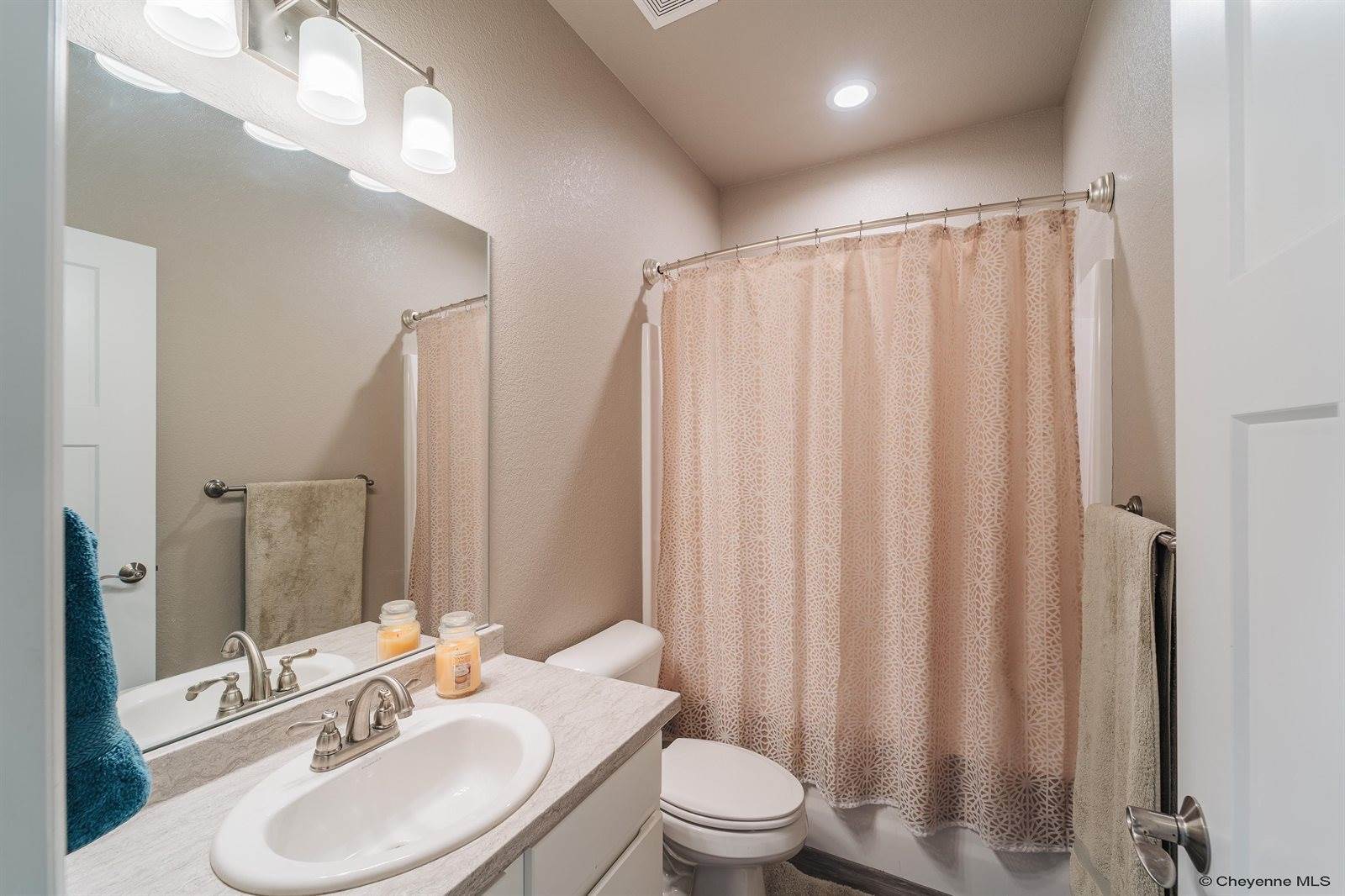 3821 Thomas Rd, Cheyenne, WY 82009