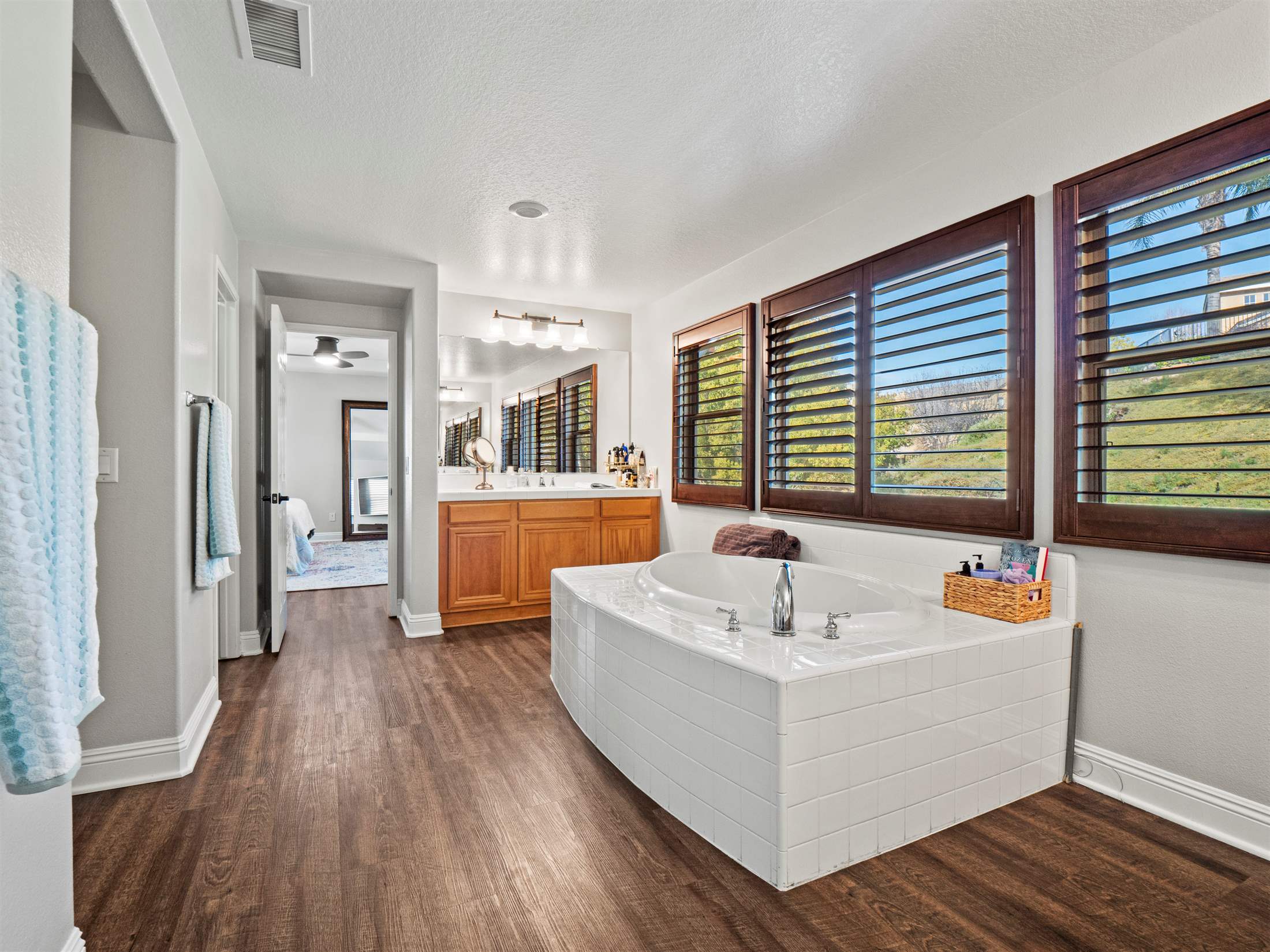 22136 Crestline Trail, Saugus, CA 91390